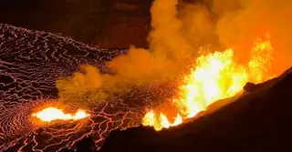 হাওয়াইয়ের কিলাউয়ায় আগ্নেয়গিরিতে লাভার ফোয়ারা